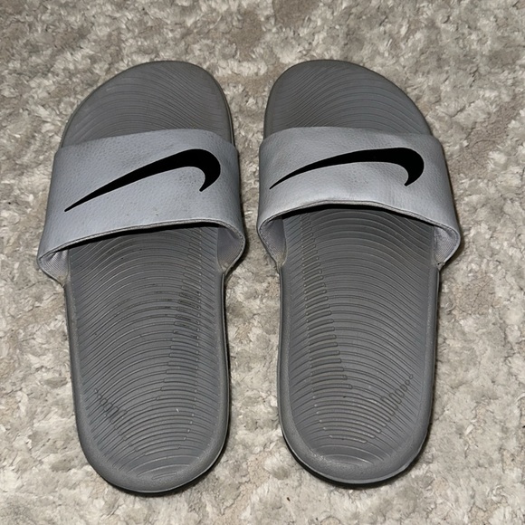 Gently Used Kids Nike Slides - Picture 4 of 4